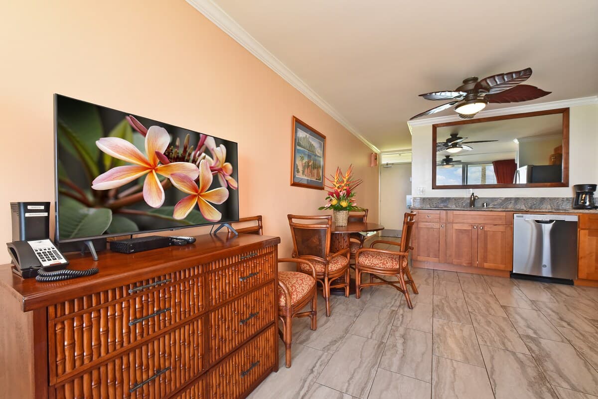 Condo in Lahaina · ★4.9 · Studio · 2 beds · 1 bath - Photo 2