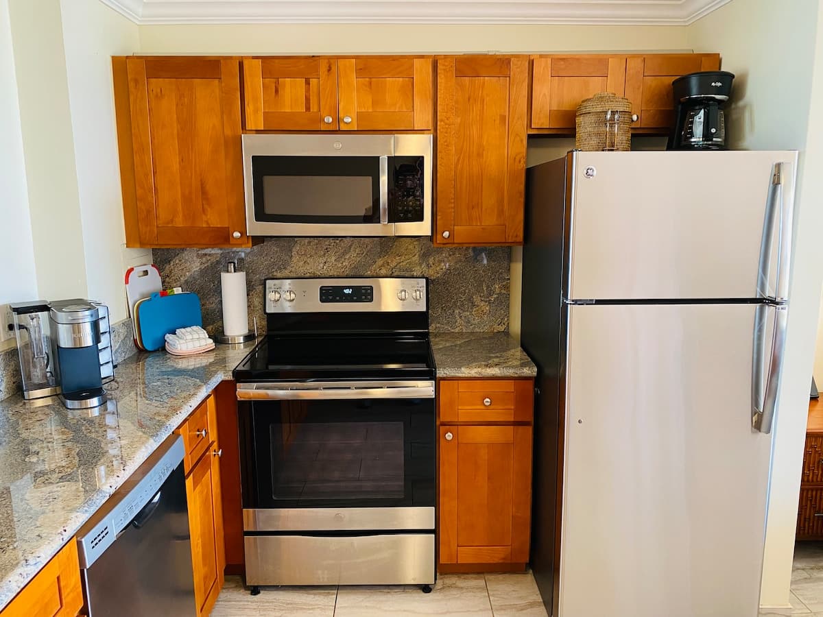 Condo in Lahaina · ★4.9 · Studio · 2 beds · 1 bath - Photo 4