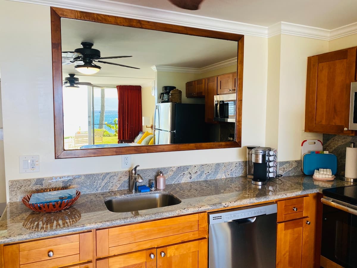 Condo in Lahaina · ★4.9 · Studio · 2 beds · 1 bath - Photo 3