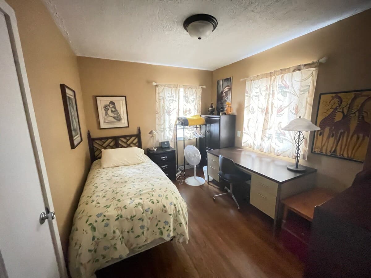 Bright Family Home, Private Bath, Shared Yard - Photo 2