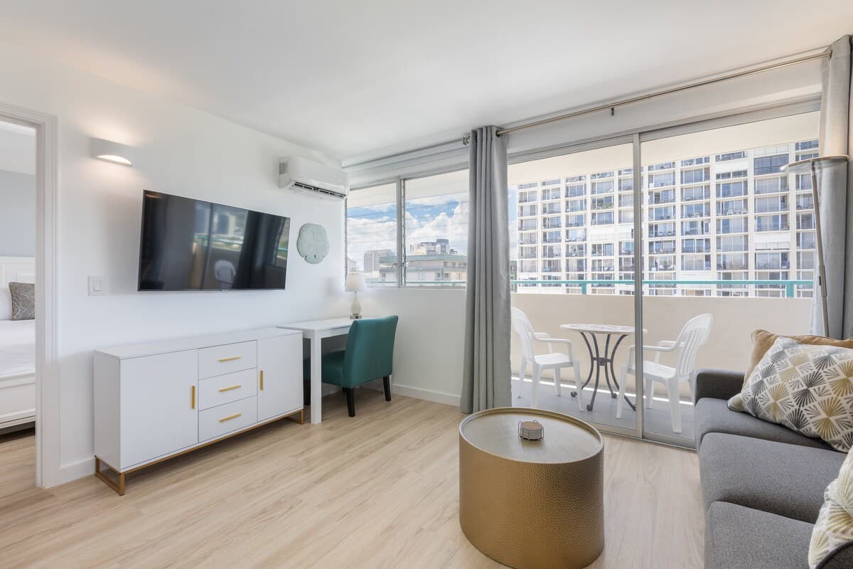 Condo in Honolulu · ★4.85 · 1 bedroom · 2 beds · 1 private bath - Photo 4