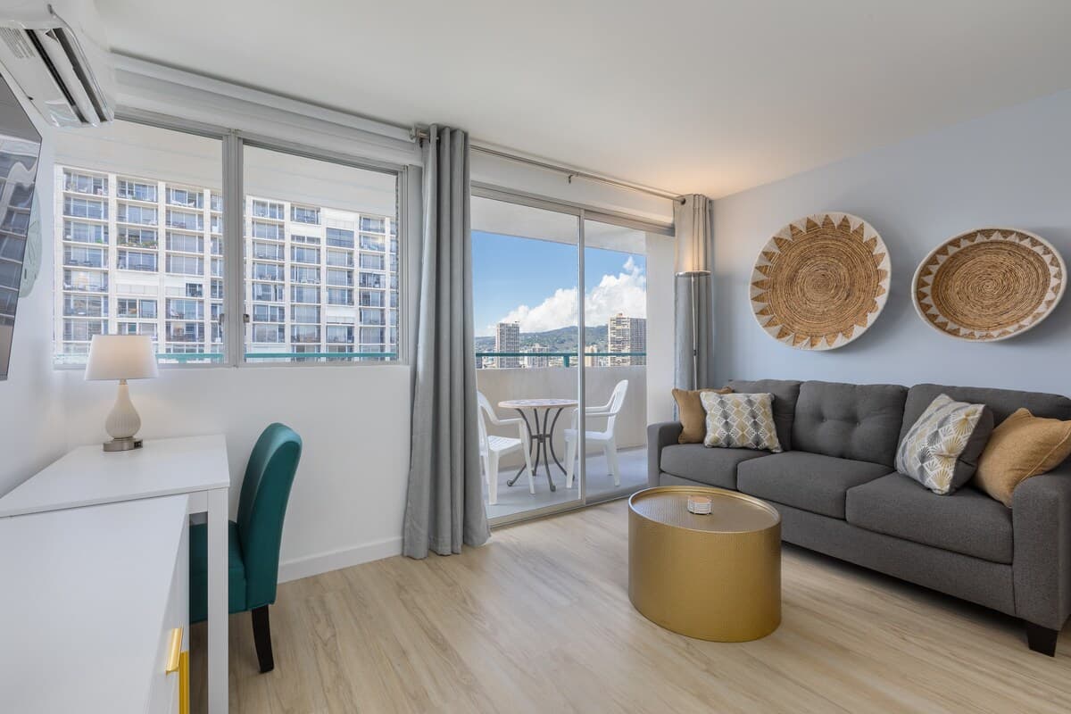 Condo in Honolulu · ★4.85 · 1 bedroom · 2 beds · 1 private bath - Photo 5