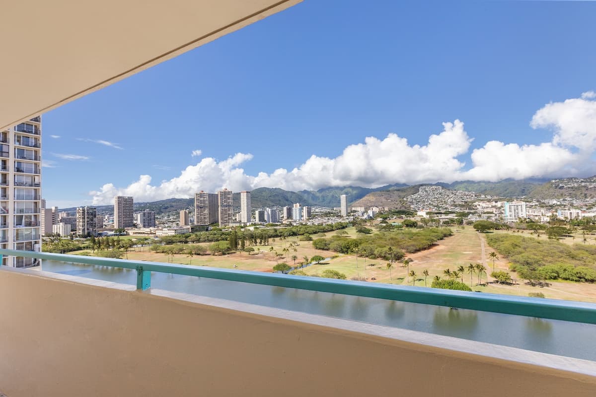 Condo in Honolulu · ★4.85 · 1 bedroom · 2 beds · 1 private bath - Photo 3
