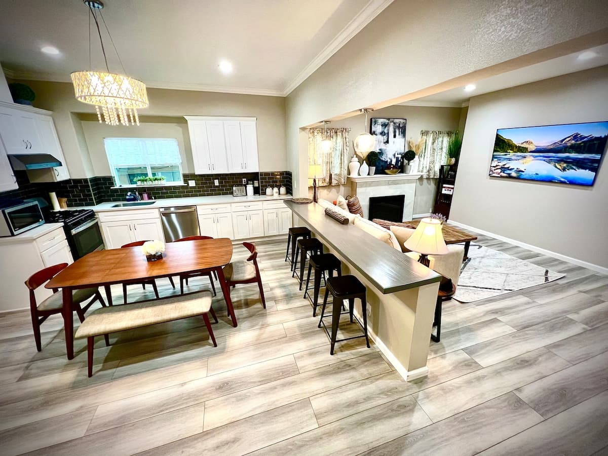 Spacious 8BR Home with Pool Table & Private Unit - Photo 1