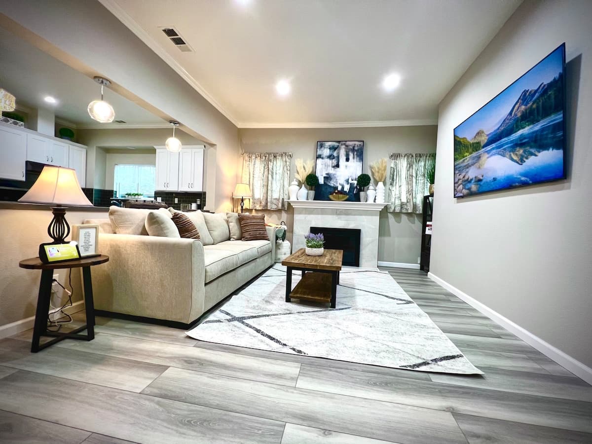 Spacious 8BR Home with Pool Table & Private Unit - Photo 4