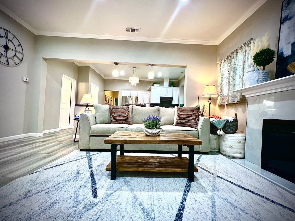 Spacious 8BR Home with Pool Table & Private Unit - Photo 3