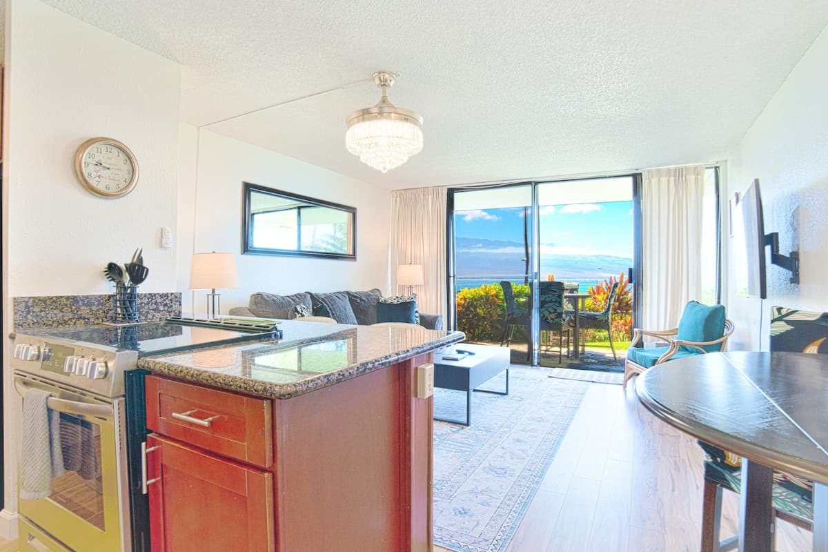 Condo in Wailuku · ★4.76 · 1 bedroom · 2 beds · 1 bath - Photo 3