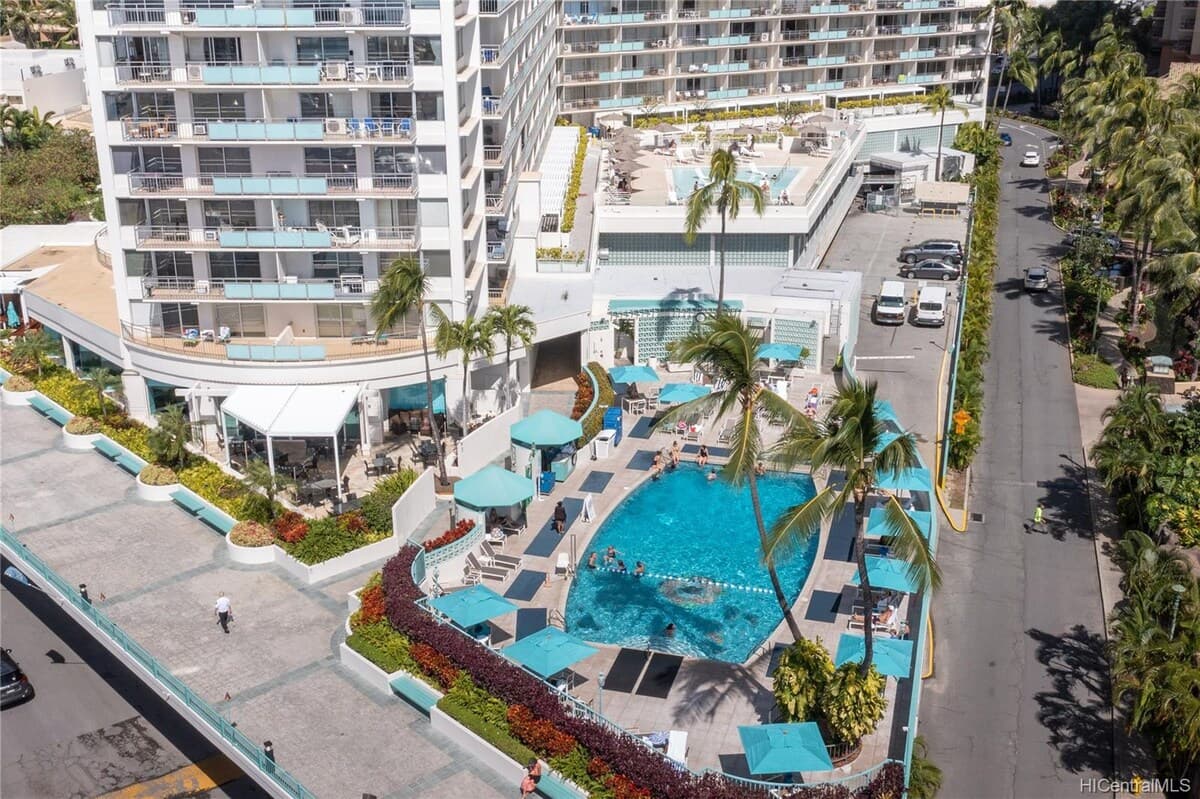Condo in Honolulu · ★4.82 · 1 bedroom · 3 beds · 1 private bath - Photo 4
