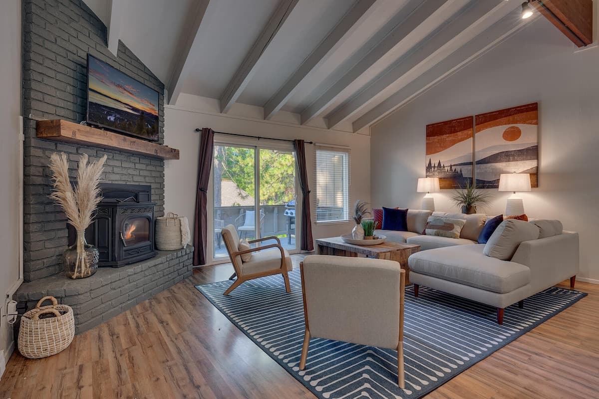 Condo in Incline Village · ★4.9 · 3 bedrooms · 3 beds · 2.5 private baths - Photo 4