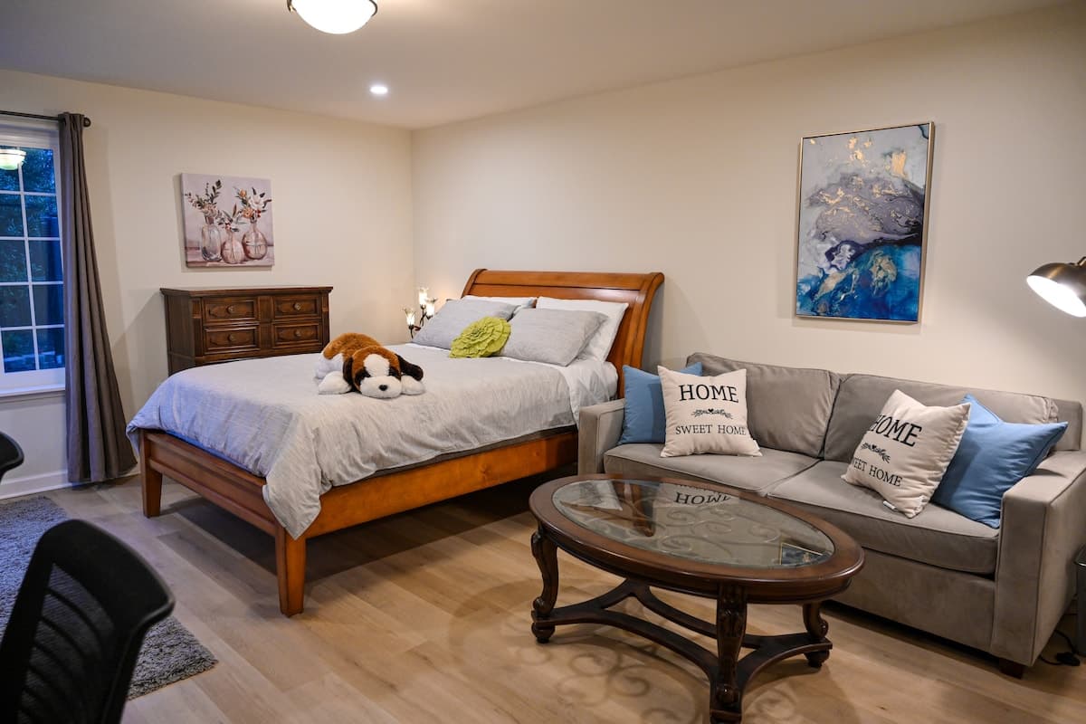 Remodeled 1000 sq ft Garden-View Suite, No Stairs - Photo 5