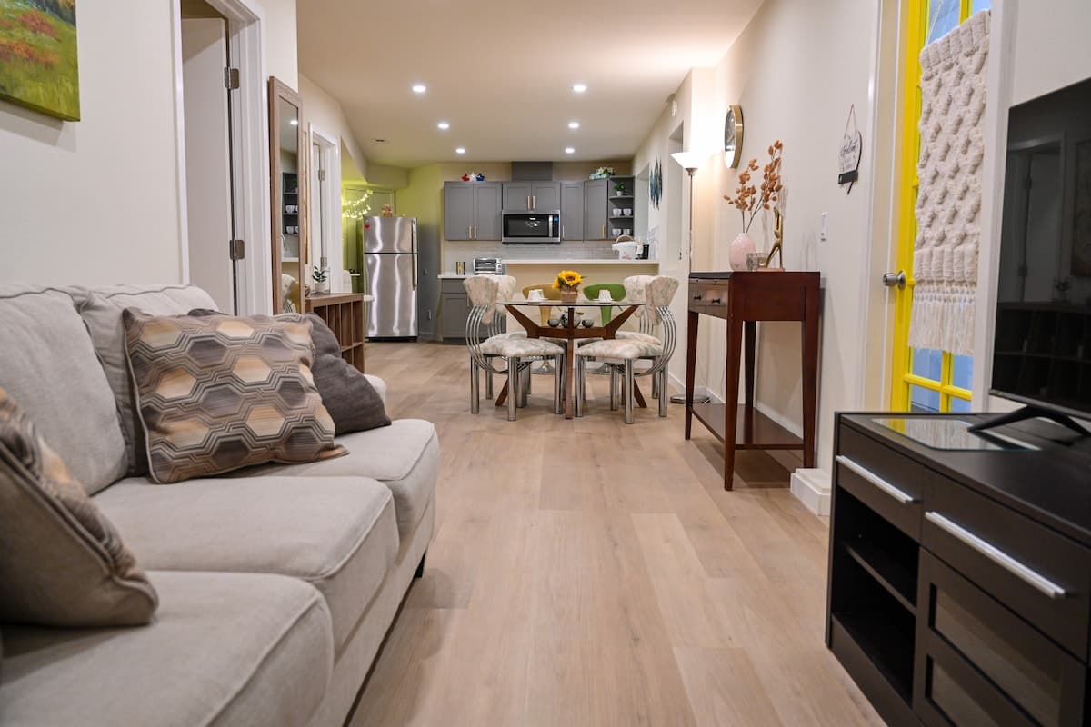 Remodeled 1000 sq ft Garden-View Suite, No Stairs - Photo 2