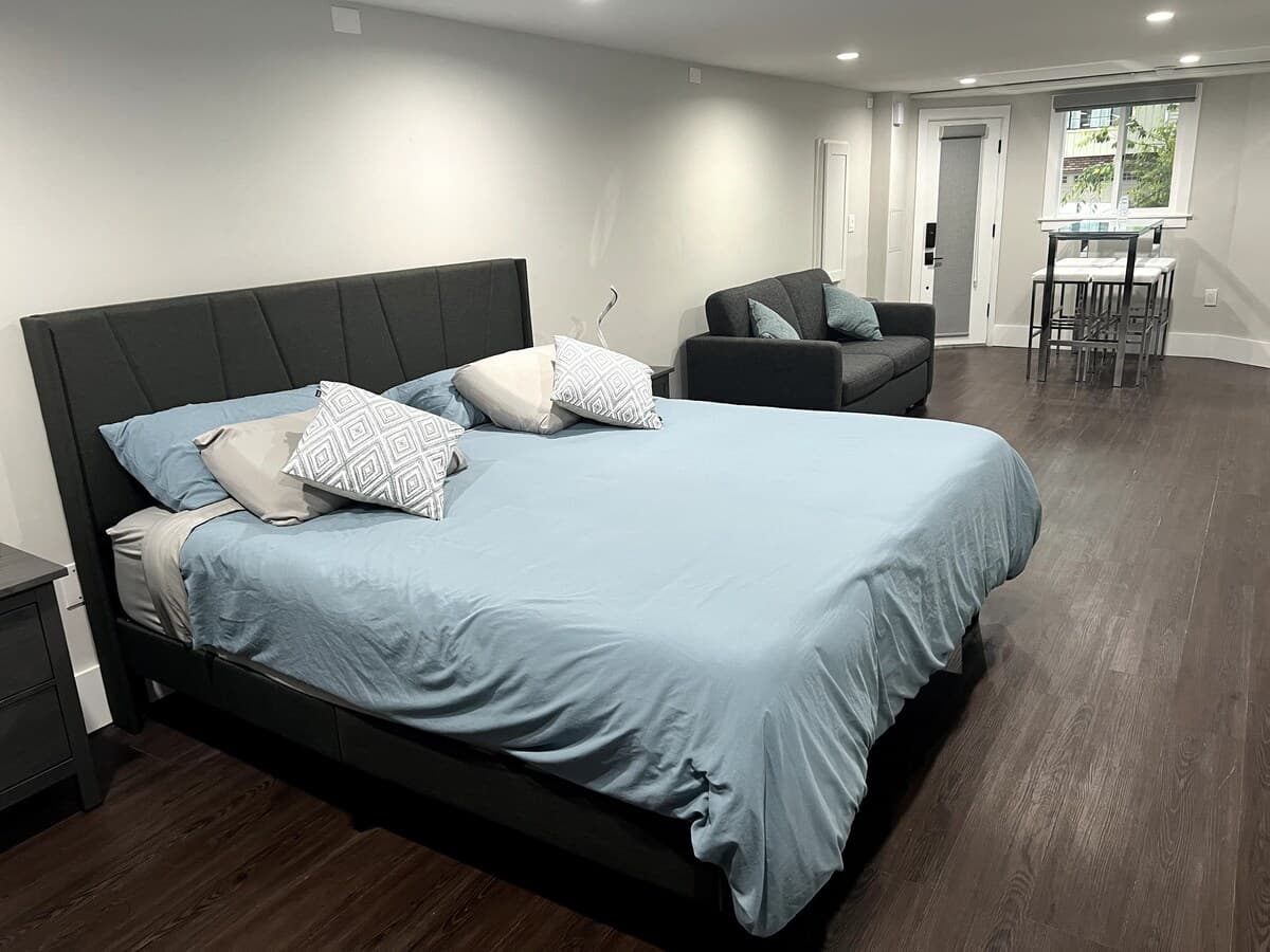 Modern Studio in SF with Luxury Backyard - Photo 4