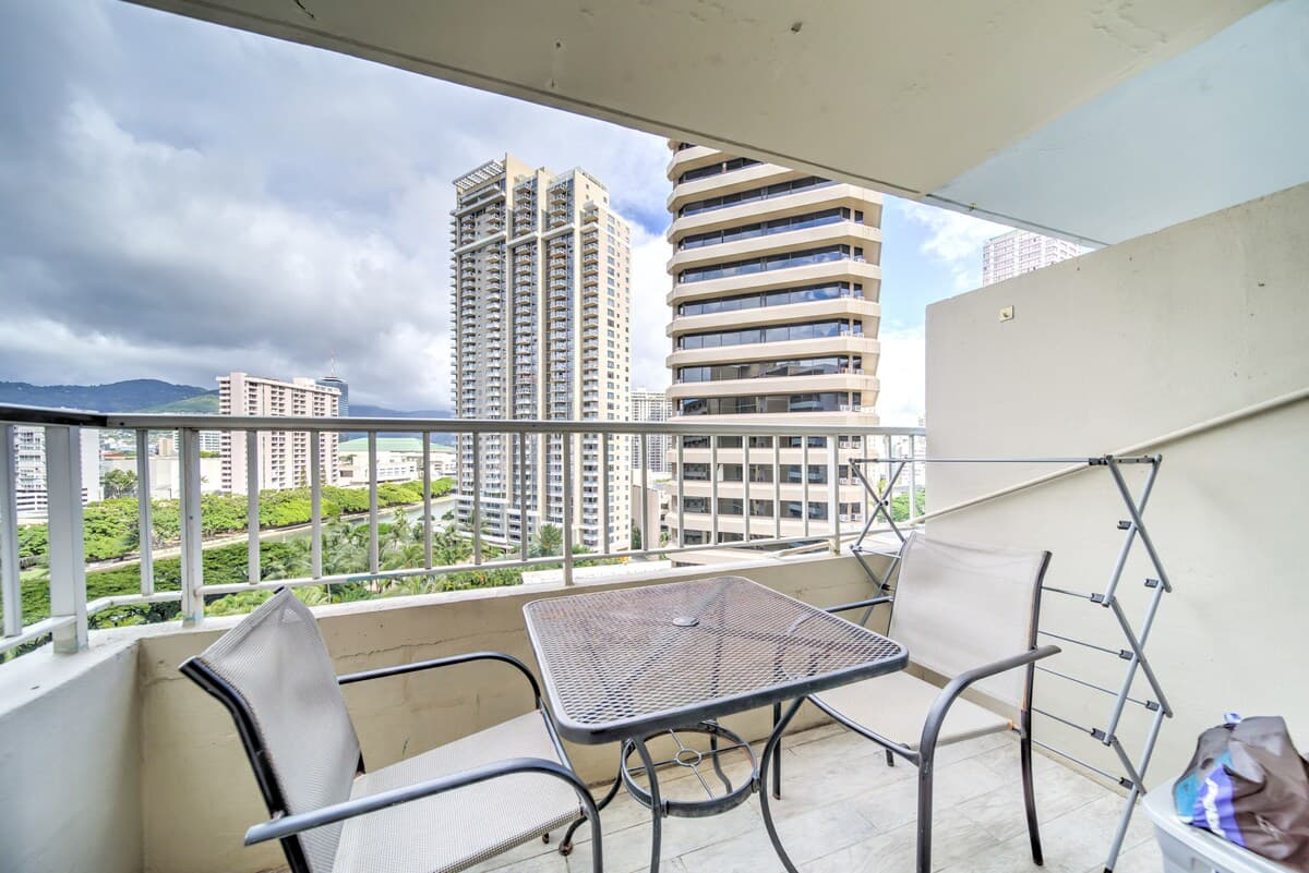 Condo in Honolulu · ★4.8 · 1 bedroom · 1 bed · 1 shared bath - Photo 4