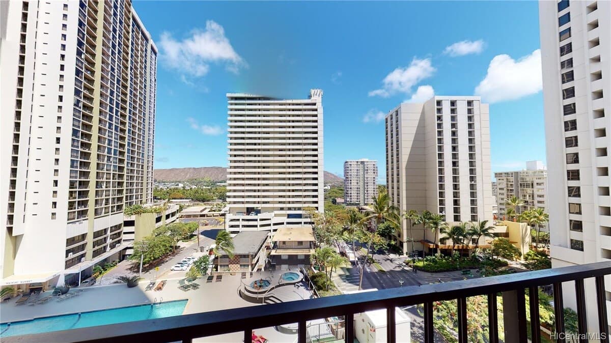Condo in Honolulu · ★4.76 · 1 bedroom · 3 beds · 1 private bath - Photo 1