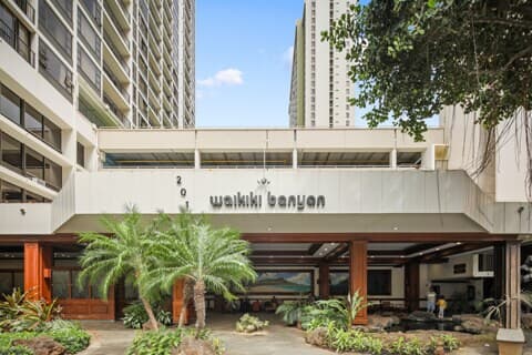 Condo in Honolulu · ★4.76 · 1 bedroom · 3 beds · 1 private bath - Photo 5