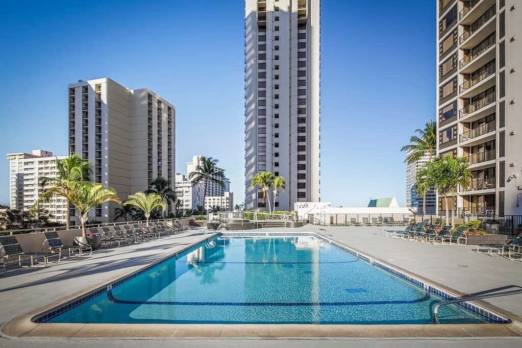Condo in Honolulu · ★4.76 · 1 bedroom · 3 beds · 1 private bath - Photo 2