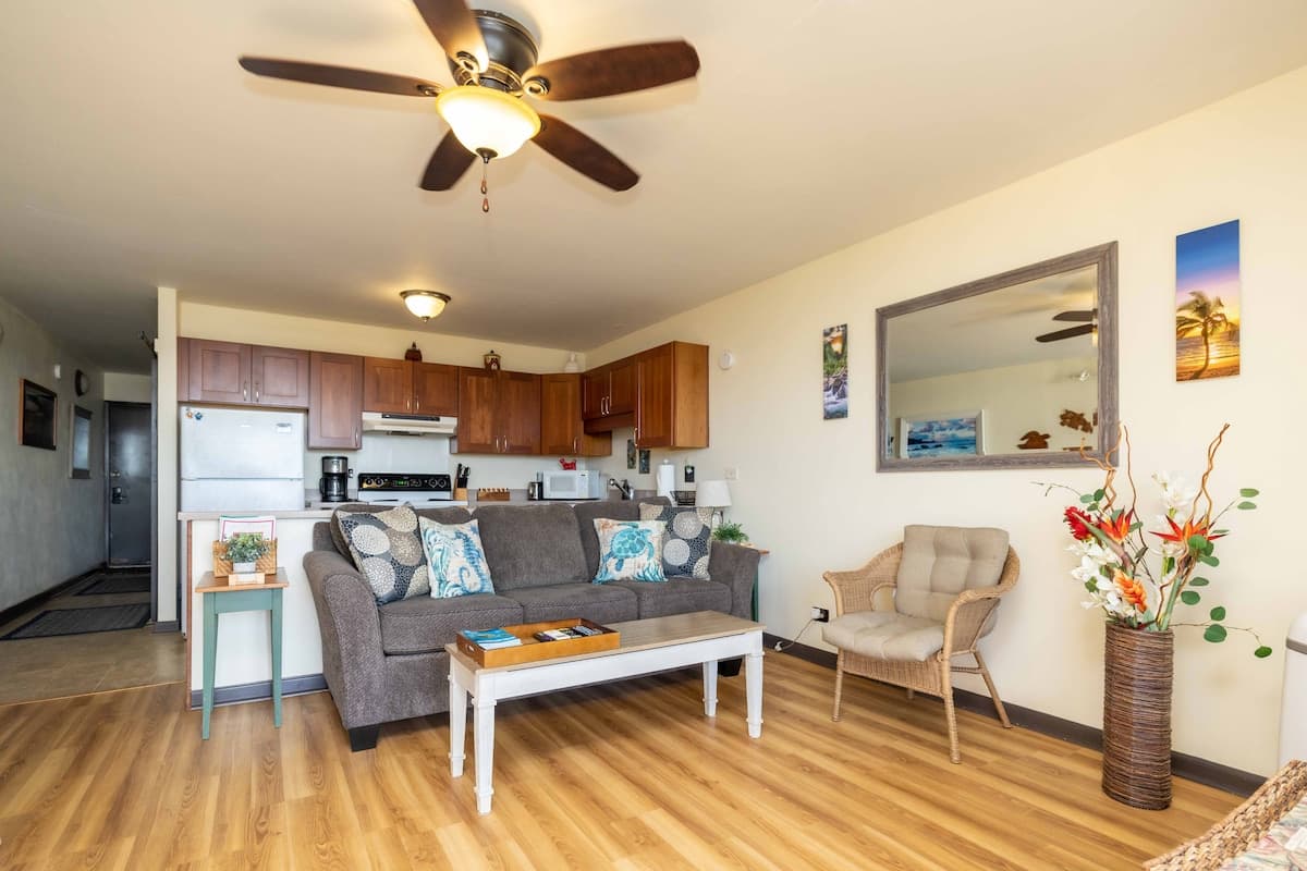 Condo in Wailuku · ★4.83 · 1 bedroom · 2 beds · 1 bath - Photo 2