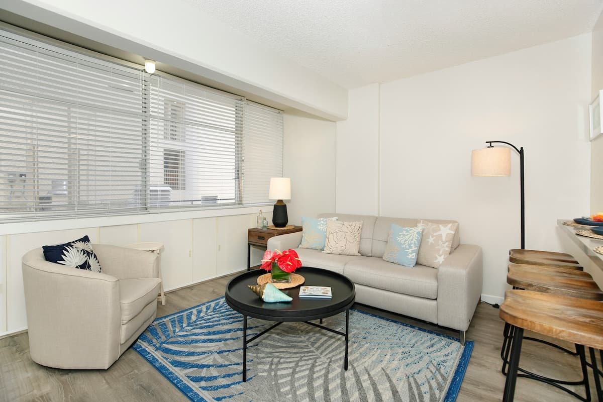 Condo in Honolulu · ★4.67 · 1 bedroom · 2 beds · 1 private bath - Photo 4