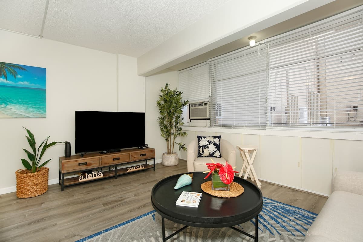 Condo in Honolulu · ★4.67 · 1 bedroom · 2 beds · 1 private bath - Photo 3