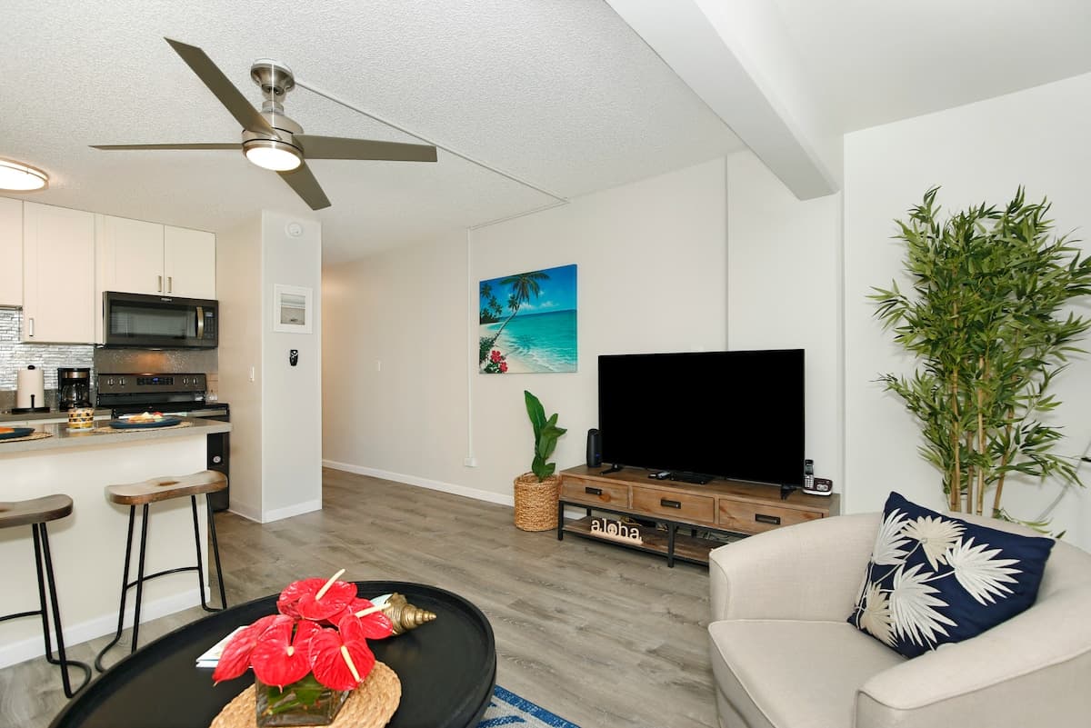 Condo in Honolulu · ★4.67 · 1 bedroom · 2 beds · 1 private bath - Photo 1