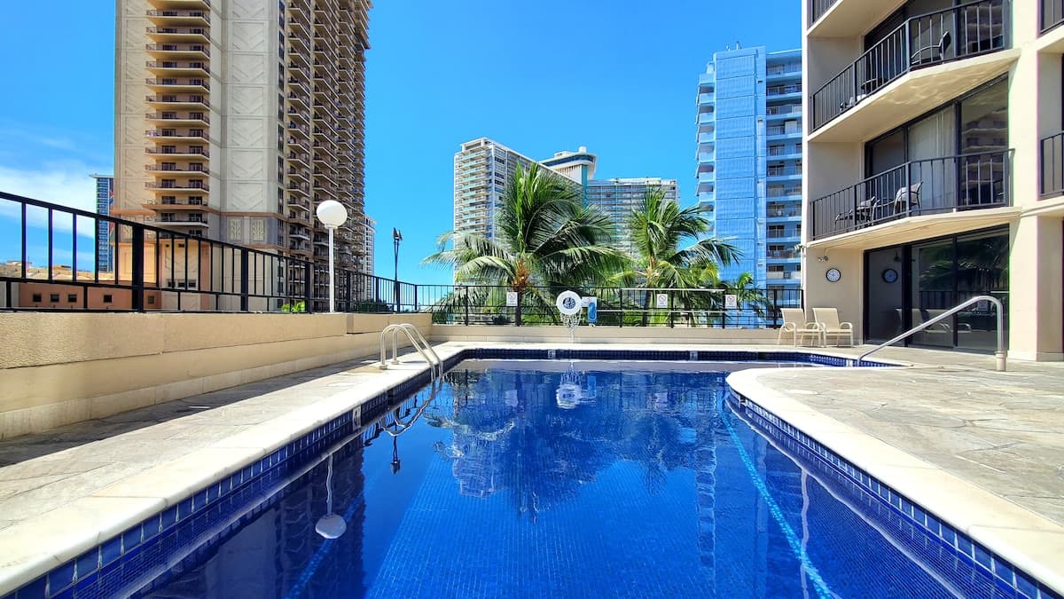 Waikiki studio w/ pool & gym Parking Space Inclded - Photo 2
