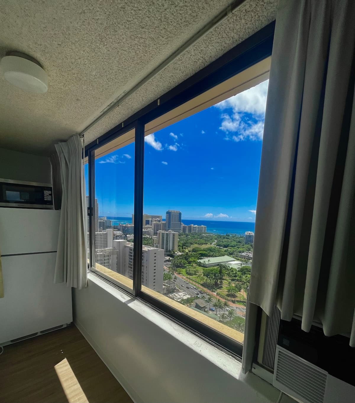 Condo in Honolulu · ★4.52 · 1 bedroom · 1 bed · 1 private bath - Photo 2