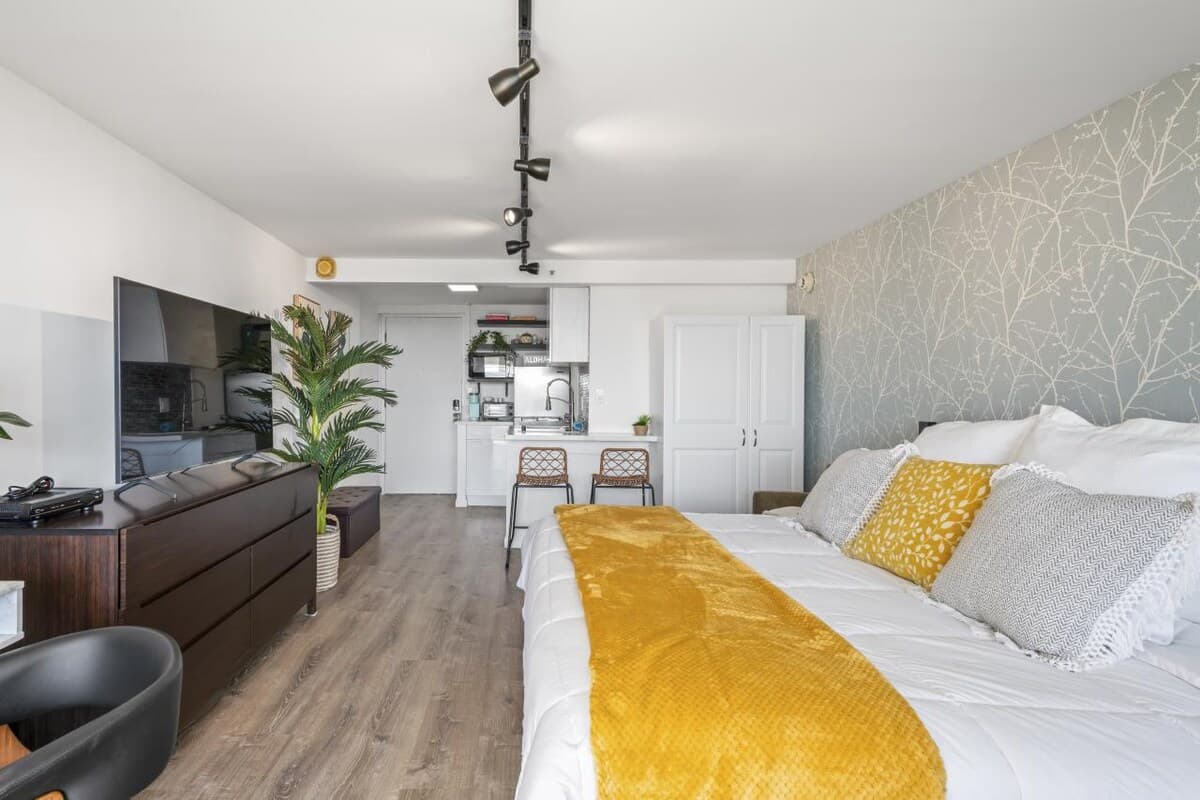Condo in Honolulu · ★4.86 · Studio · 1 private bath - Photo 3
