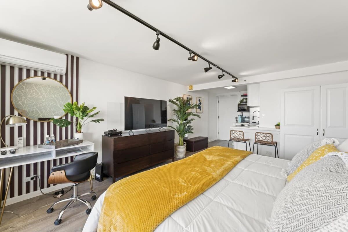 Condo in Honolulu · ★4.86 · Studio · 1 private bath - Photo 4