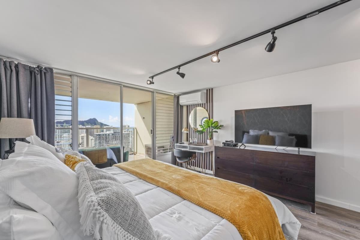 Condo in Honolulu · ★4.86 · Studio · 1 private bath - Photo 1
