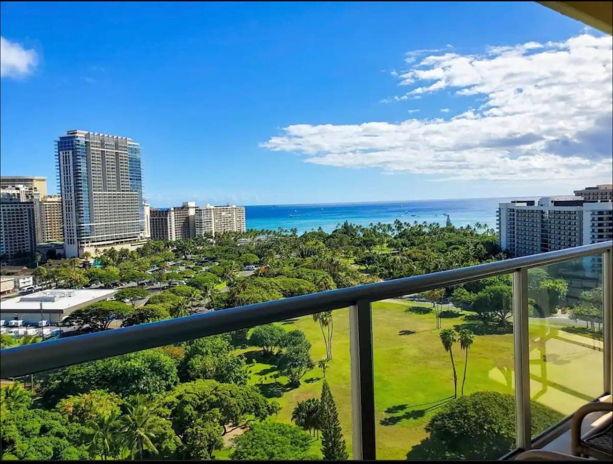 Resort in Honolulu · ★4.97 · Studio · 2 beds · 1 private bath - Photo 1