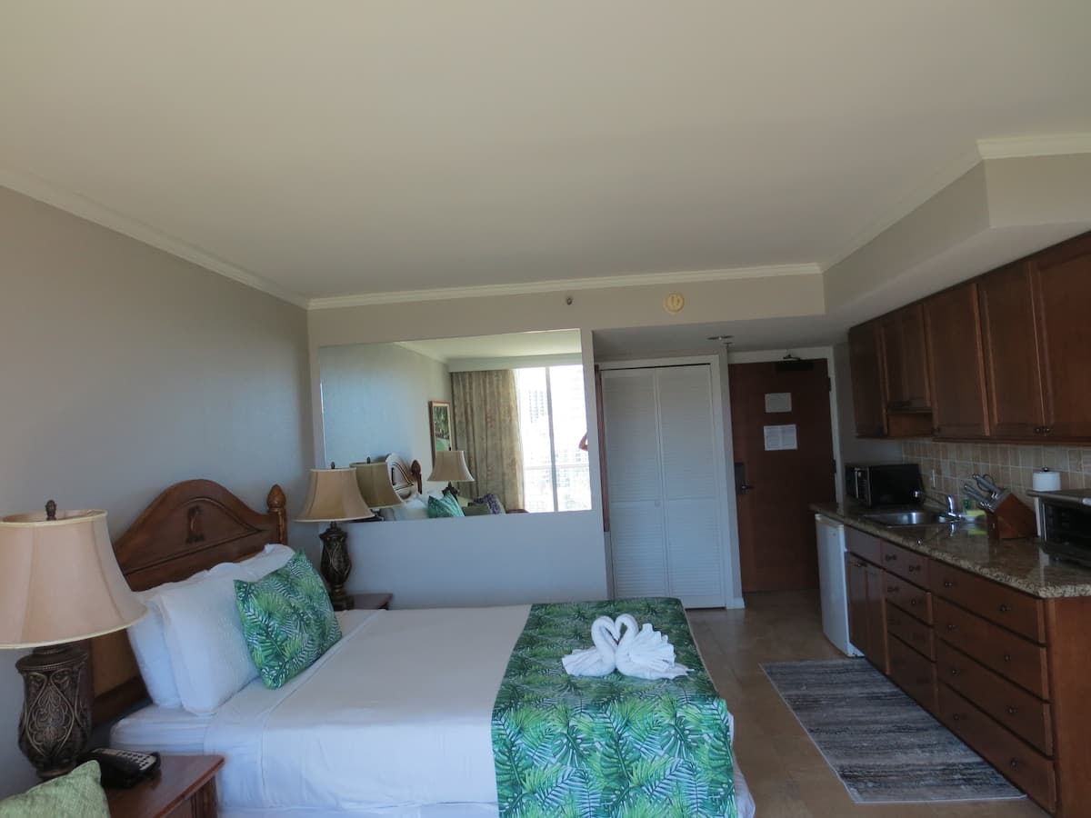 Resort in Honolulu · ★4.97 · Studio · 2 beds · 1 private bath - Photo 4