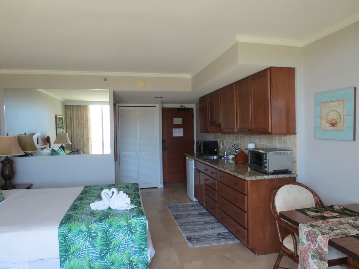 Resort in Honolulu · ★4.97 · Studio · 2 beds · 1 private bath - Photo 2