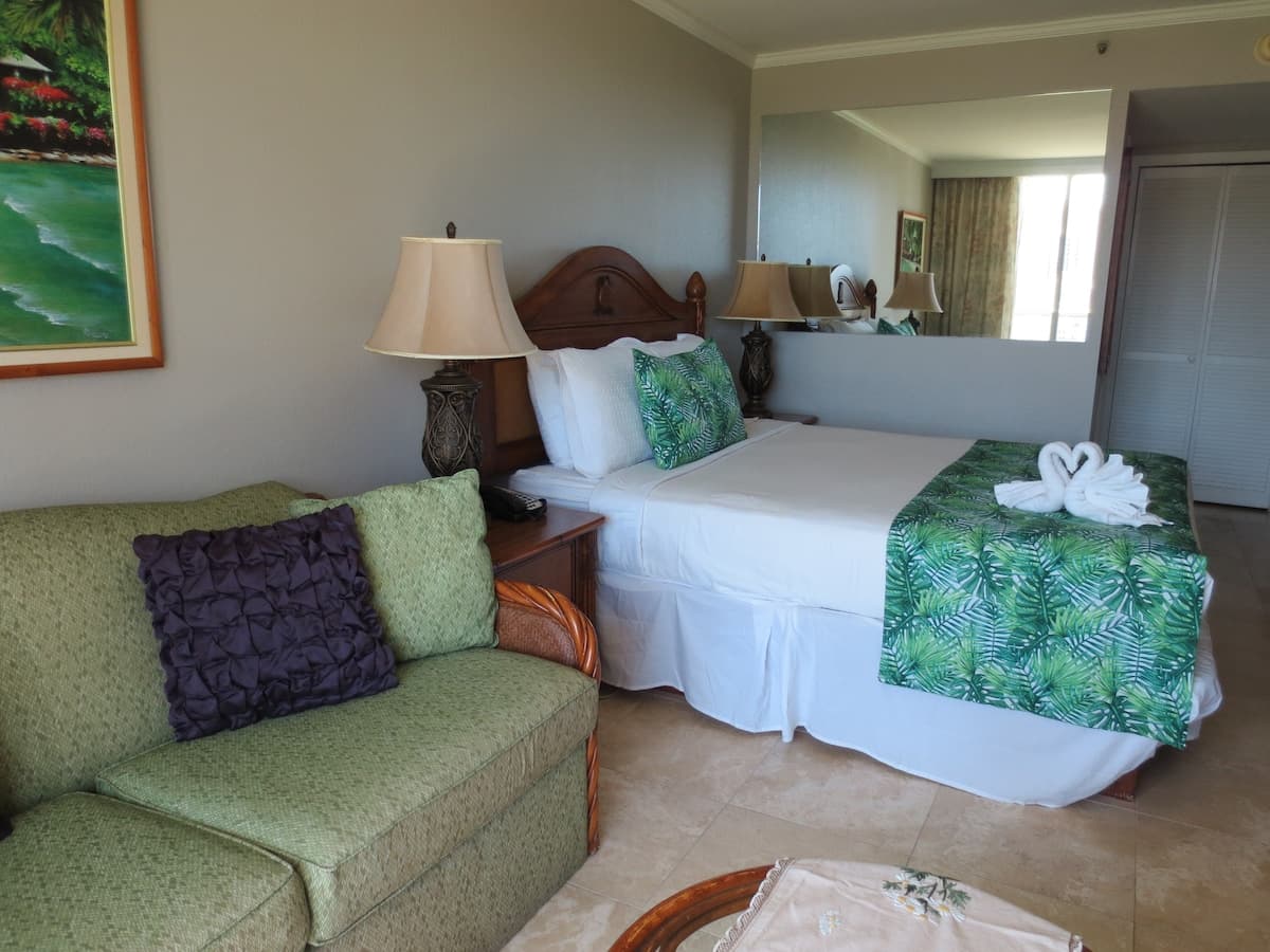 Resort in Honolulu · ★4.97 · Studio · 2 beds · 1 private bath - Photo 3