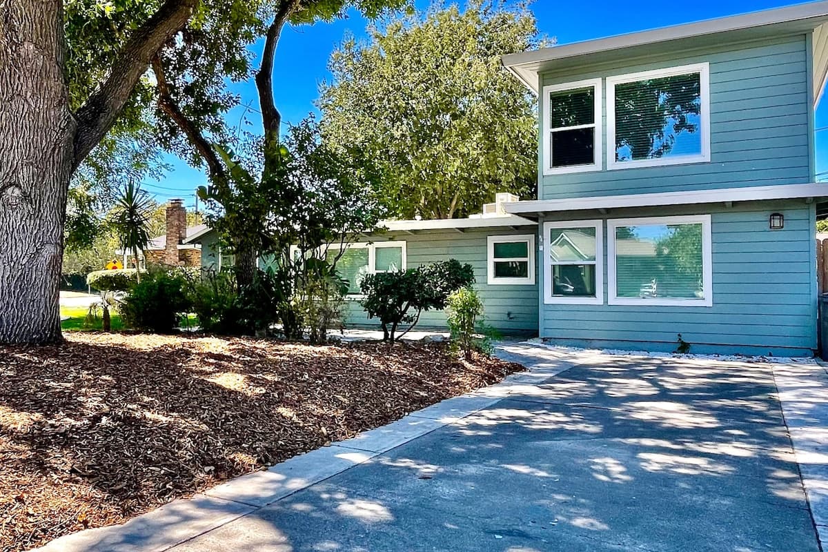 Mid-Century Modern Home, 5 Min to Downtown - Photo 1