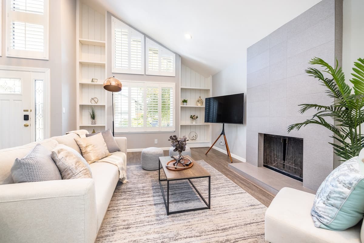 Hidden Gem Modern Home, 16ft Ceilings, Yard - Photo 5