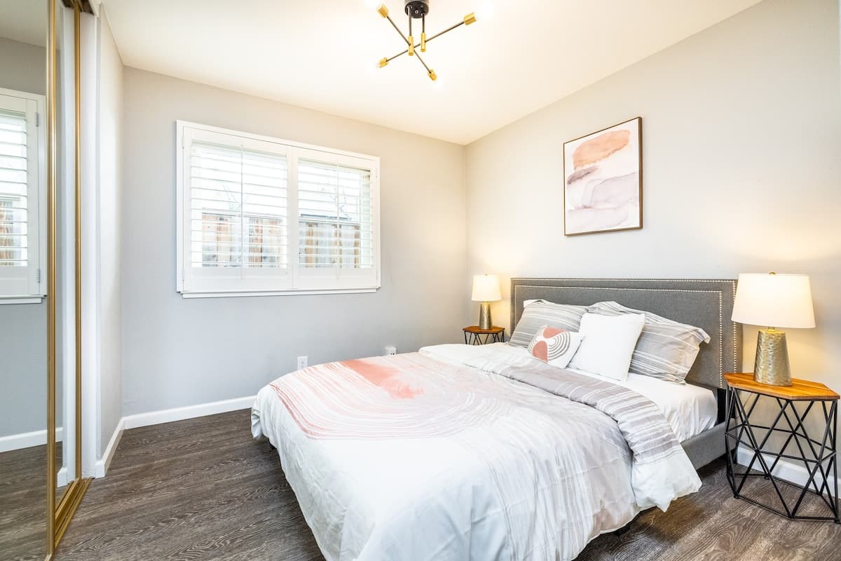 Hidden Gem Modern Home, 16ft Ceilings, Yard - Photo 3
