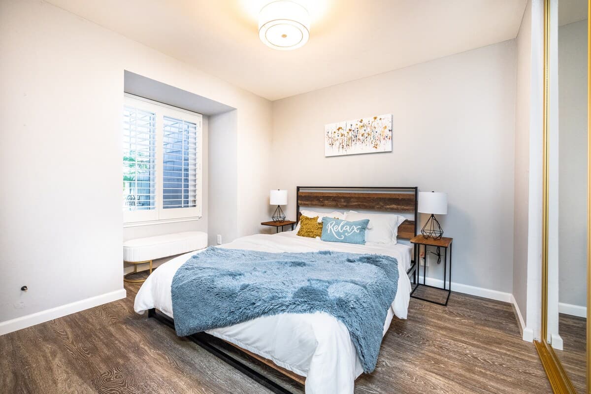 Hidden Gem Modern Home, 16ft Ceilings, Yard - Photo 2