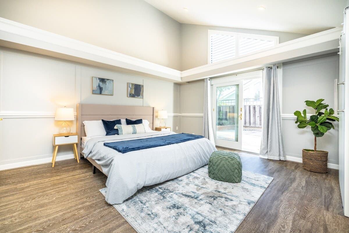 Hidden Gem Modern Home, 16ft Ceilings, Yard - Photo 4