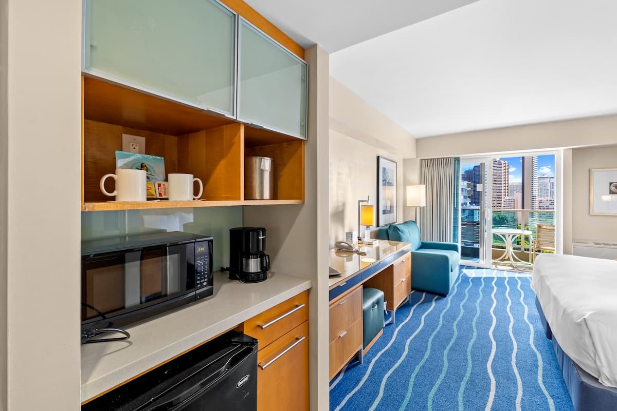 Condo in Honolulu · ★4.81 · 1 bedroom · 1 bed · 1 private bath - Photo 2