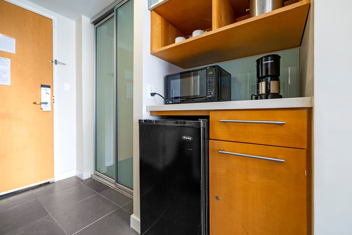 Condo in Honolulu · ★4.81 · 1 bedroom · 1 bed · 1 private bath - Photo 3