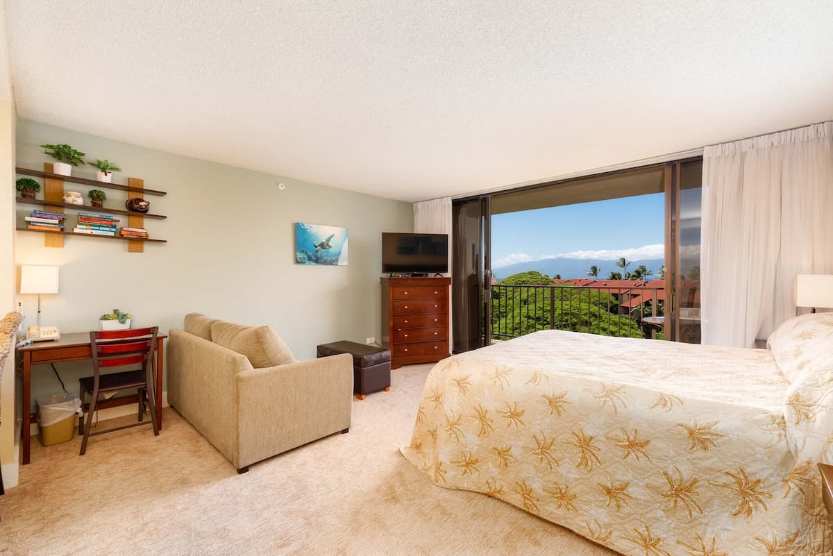 Hotel in Lahaina · ★4.95 · Studio · 2 beds · 1 private bath - Photo 2