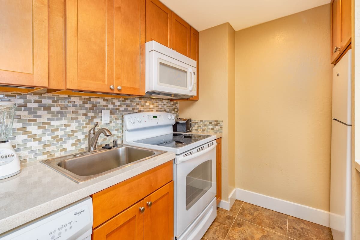 Hotel in Lahaina · ★4.95 · Studio · 2 beds · 1 private bath - Photo 5