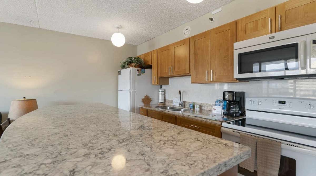 Condo in Honolulu · ★4.87 · 1 bedroom · 3 beds · 1 private bath - Photo 5