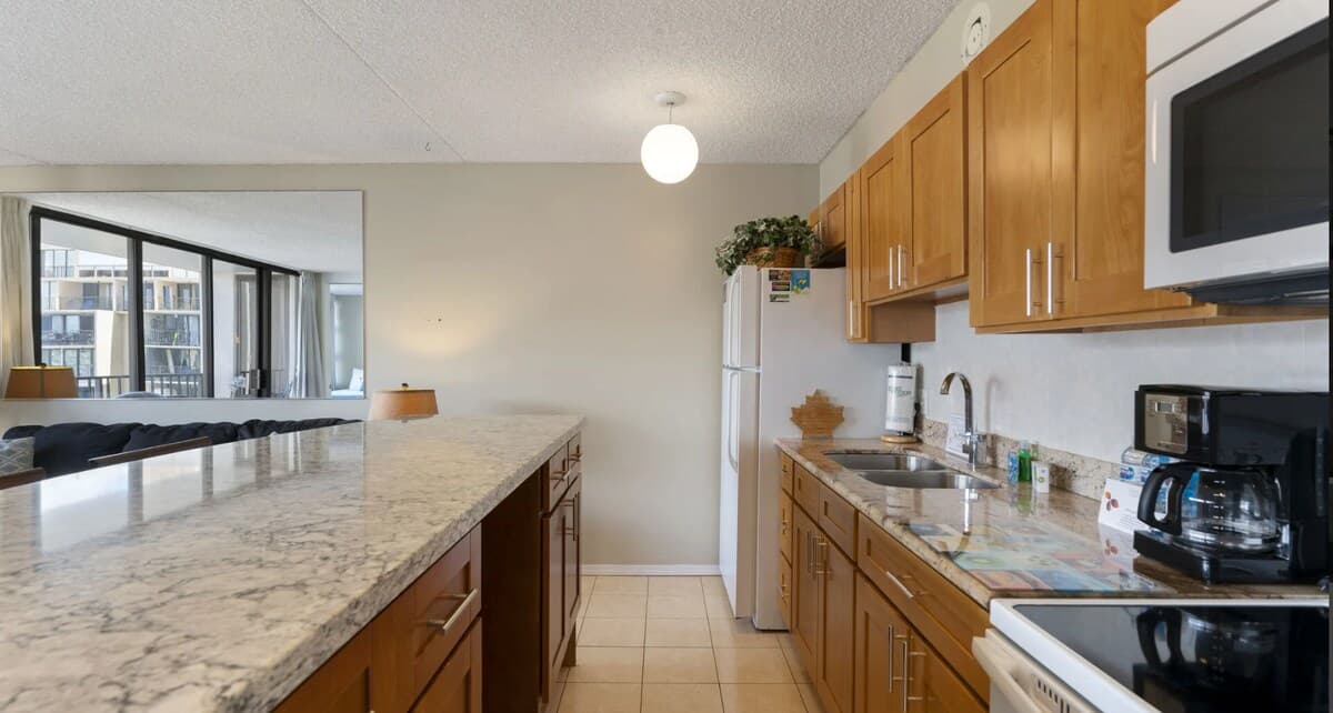 Condo in Honolulu · ★4.87 · 1 bedroom · 3 beds · 1 private bath - Photo 4