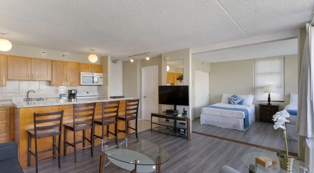Condo in Honolulu · ★4.87 · 1 bedroom · 3 beds · 1 private bath - Photo 2