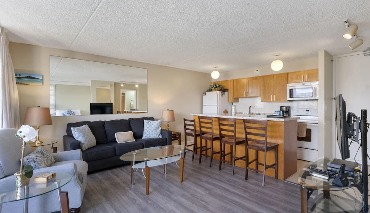 Condo in Honolulu · ★4.87 · 1 bedroom · 3 beds · 1 private bath - Photo 1