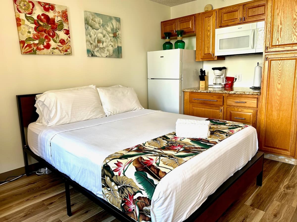 WG 805 | Quiet studio w/ lanai, kitchenette & Pool - Photo 1