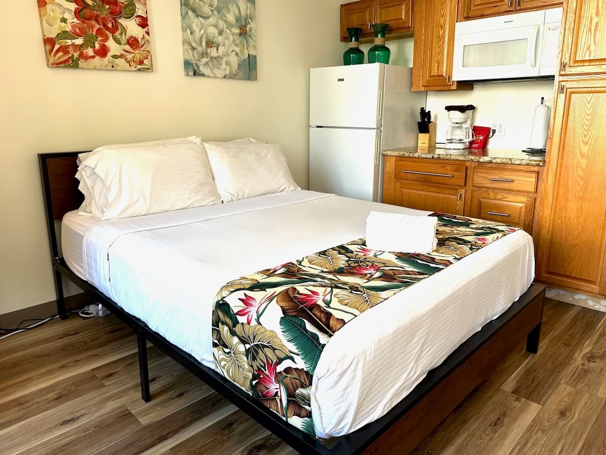 WG 805 | Quiet studio w/ lanai, kitchenette & Pool - Photo 5