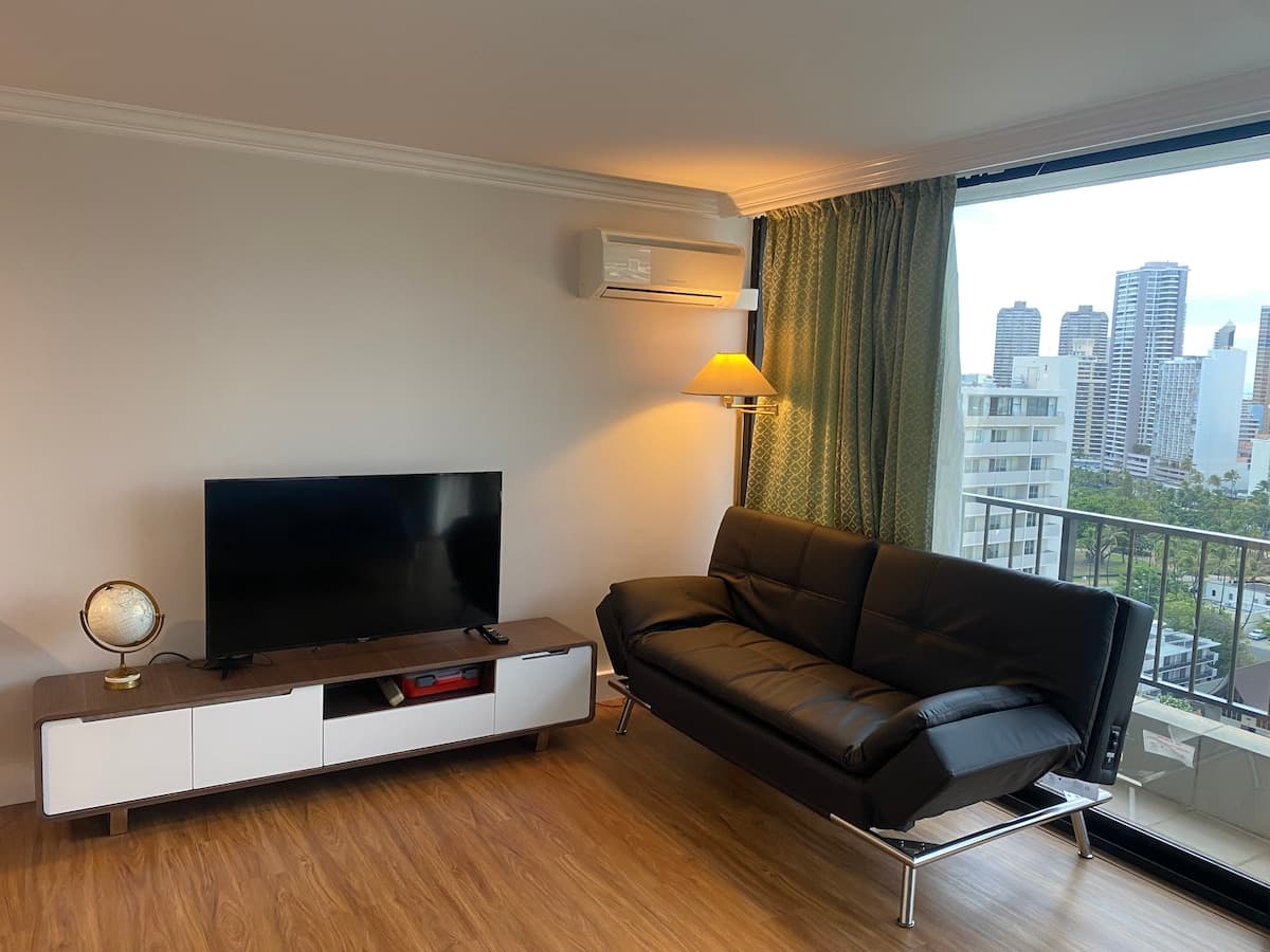 Condo in Honolulu · ★4.82 · Studio · 2 beds · 1 shared bath - Photo 2