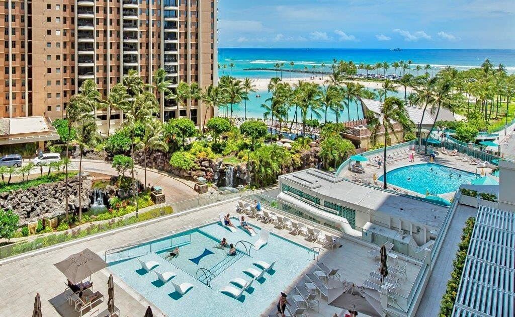 Resort in Honolulu · ★4.86 · 1 bedroom · 3 beds · 1 private bath - Photo 3